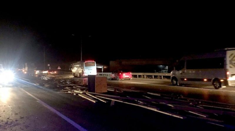 Ambulans kamyon kasasından dökülen kerestelere çarptı : 1 yaralı