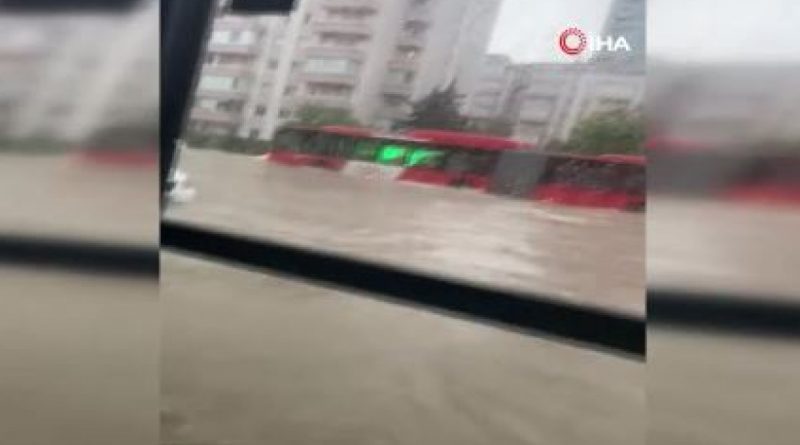 Aniden bastıran yağış Çankayalıları zora soktu