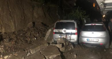 Ankara’da istinat duvarı çöktü, 5 otomobil zarar gördü