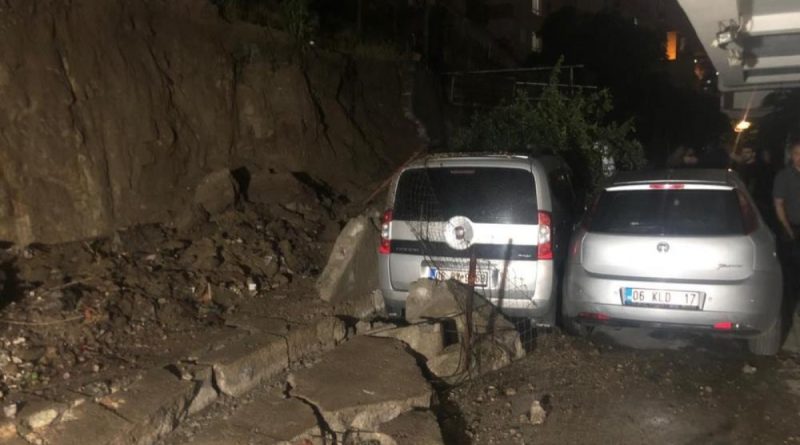 Ankara’da istinat duvarı çöktü, 5 otomobil zarar gördü