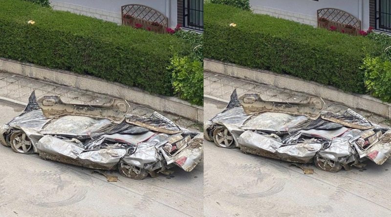 Ankara’da istinat duvarının altında kalan otomobil adeta kağıda döndü