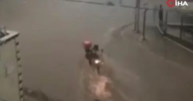 Ankara’da kuryenin sele kapılma anı kamerada