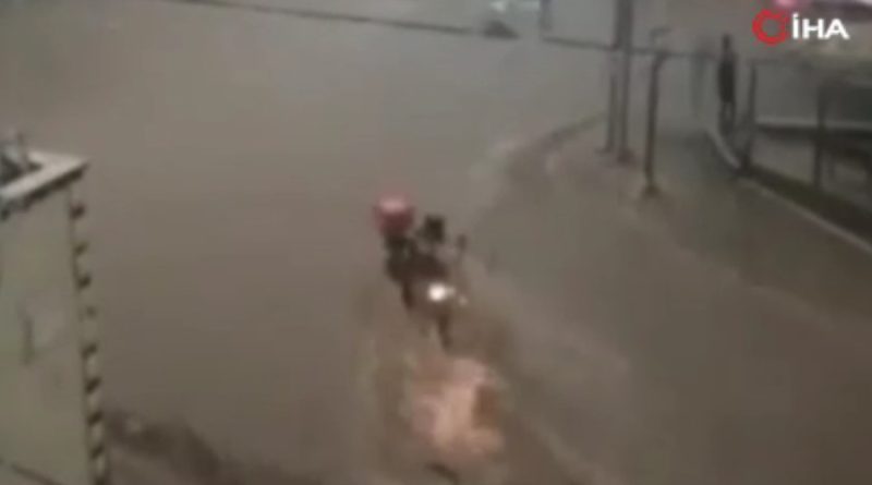 Ankara’da kuryenin sele kapılma anı kamerada