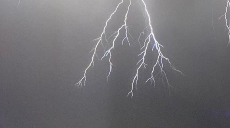 Ankara’da şimşekler geceyi aydınlattı