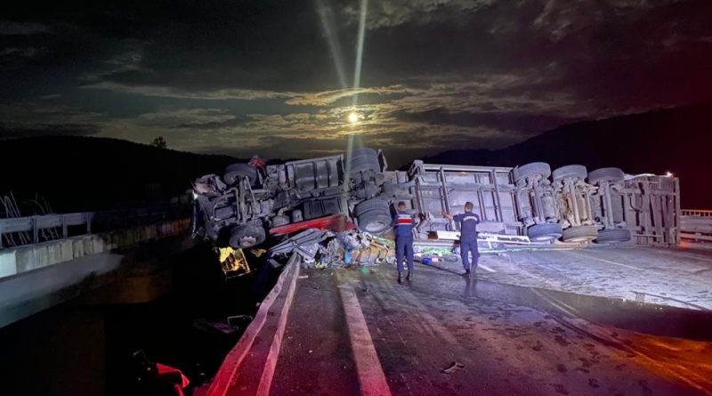 Ankara’da tır devrildi: 1 yaralı