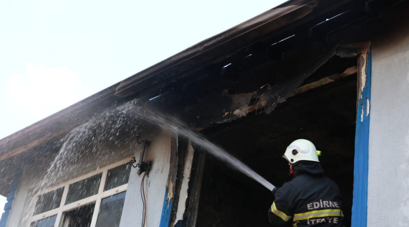 Annesini de evini de benzin döküp yaktı