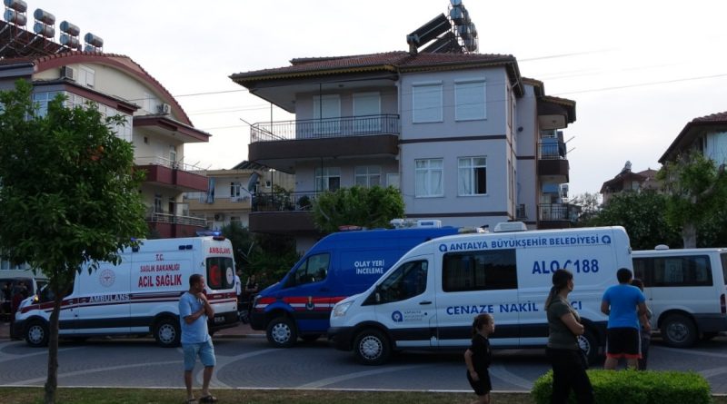 Antalya'da 2 çocuk annesi kadın evinde ölü bulundu