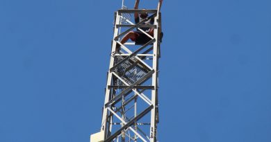 Antalya’da baz istasyonuna çıkan şahıs 30 saat sonra gazlı içecek ile ikna edildi