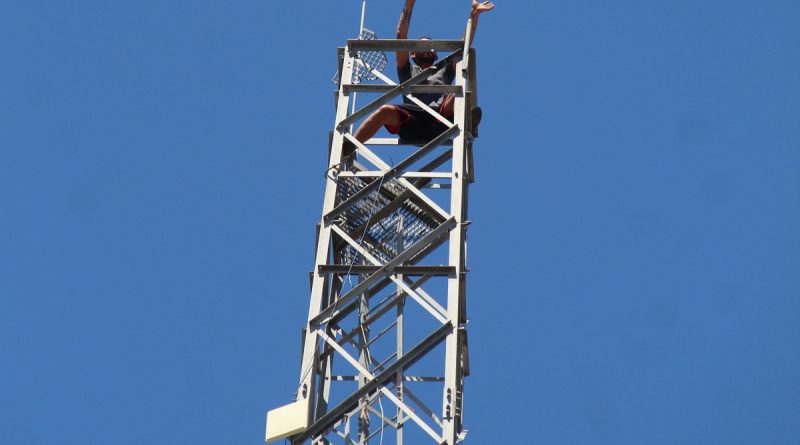 Antalya’da baz istasyonuna çıkan şahıs 30 saat sonra gazlı içecek ile ikna edildi