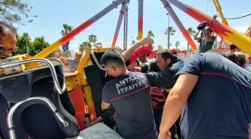 Antalya’da lunaparkta salıncak platformdan çıktı, 2 çocuk yaralandı