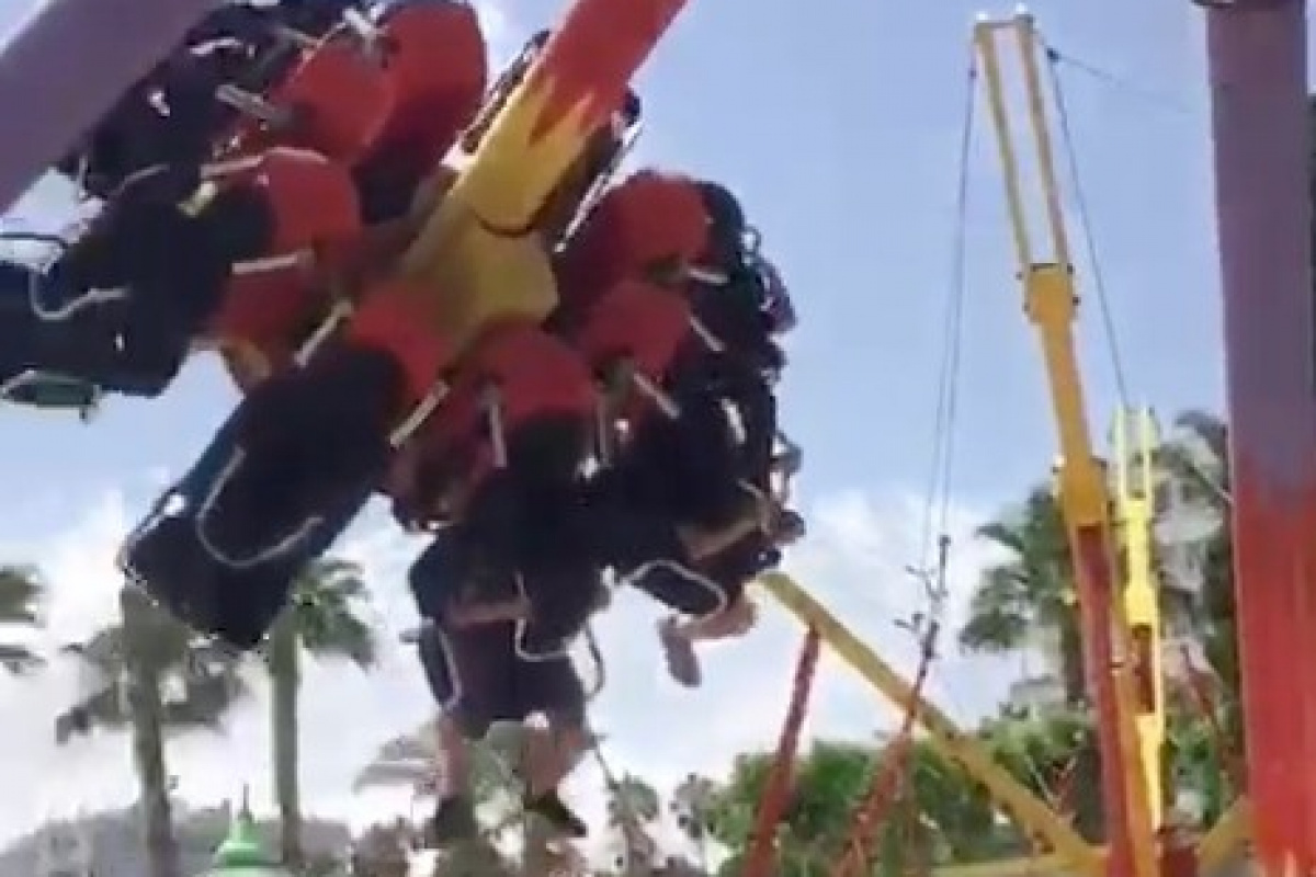 Antalya’da lunaparktaki salıncağın platformdan çıktığı anlar cep telefonu kamerasında