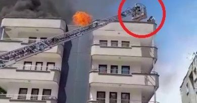 Apartmanda korkutan yangın, 3 kişi çatıda mahsur kaldı