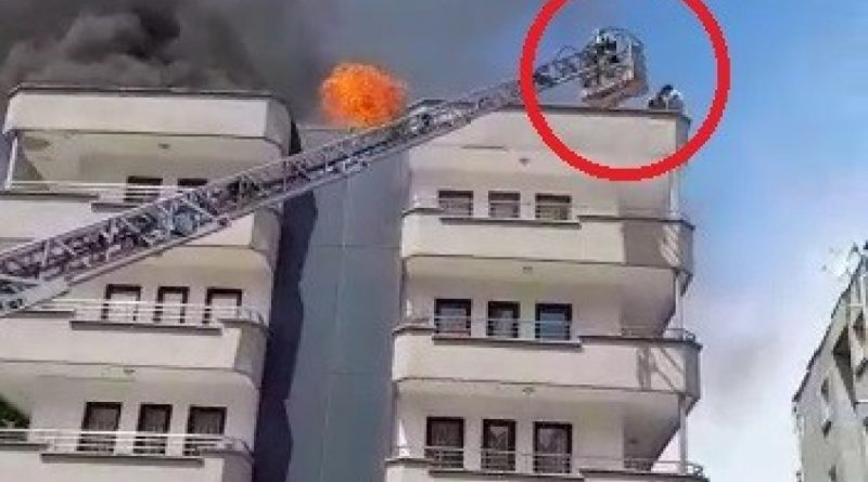 Apartmanda korkutan yangın, 3 kişi çatıda mahsur kaldı