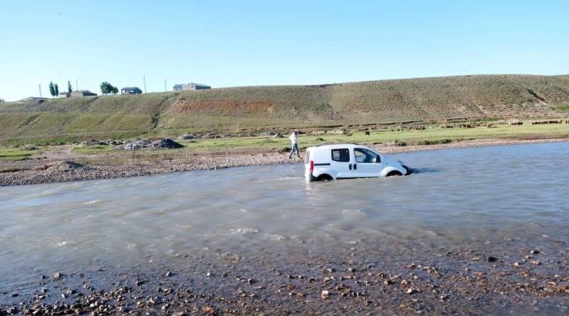 Arabasını yıkamak isterken nehir sularına kaptırdı