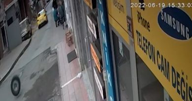Aracın lastiği yerinden çıkıp kuaför dükkanına böyle çarptı