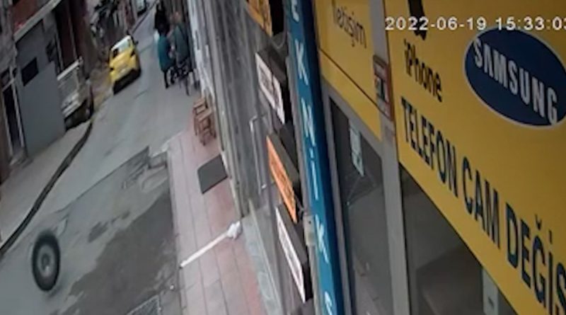 Aracın lastiği yerinden çıkıp kuaför dükkanına böyle çarptı