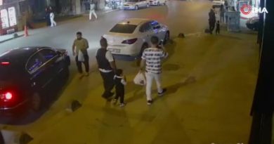 Aracına binerken düşürdüğü telefon çalındı, o anlar kamerada