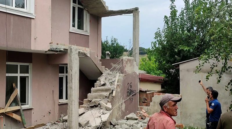 Arnavutköy’de bina restorasyonu sırasında merdiven çöktü: 1 işçi yaralandı