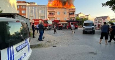Arnavutköy'de binanın çatı katı alevlere teslim oldu
