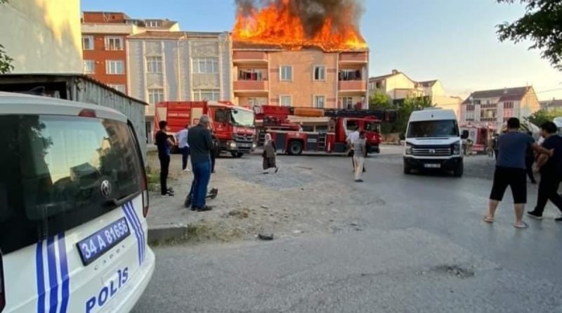 Arnavutköy'de binanın çatı katı alevlere teslim oldu