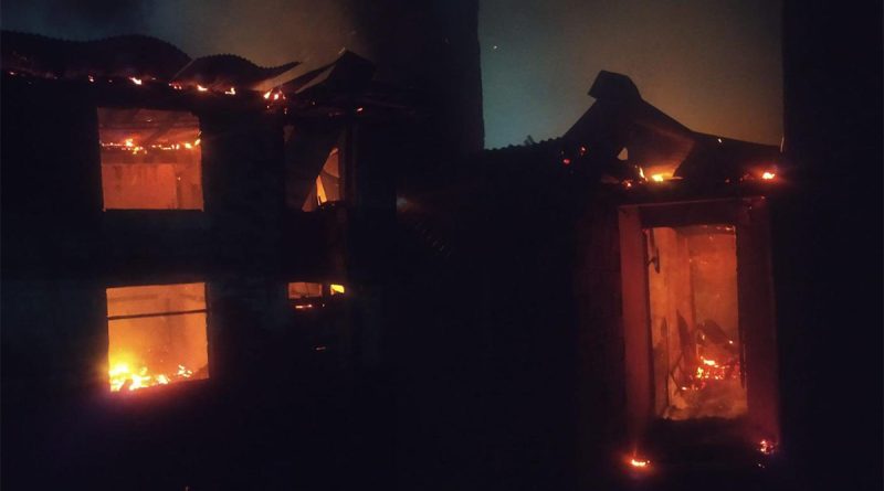 Artvin’de çıkan yangında 4 ev kullanılamaz hale geldi