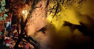 Artvin’de gece çıkan yangında ahır ve samanlık kül oldu