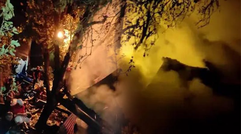 Artvin’de gece çıkan yangında ahır ve samanlık kül oldu