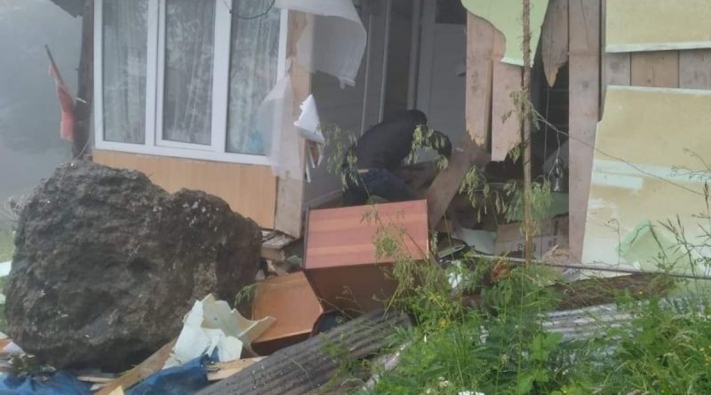 Artvin’de yamaçtan kopan dev kaya parçası önüne çıkan her şeyi yıkıp geçti