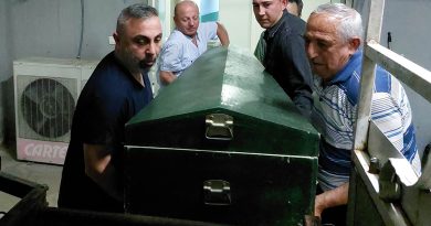 Asker torununun yemin töreninde kalbine yenik düştü