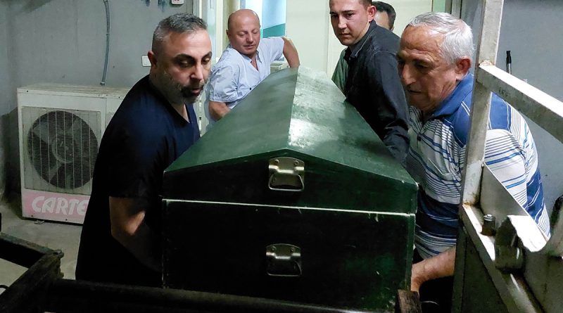 Asker torununun yemin töreninde kalbine yenik düştü