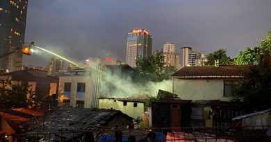 Ataşehir’de iki katlı binada yangın çıktı, yaşlı adam son anda kurtarıldı