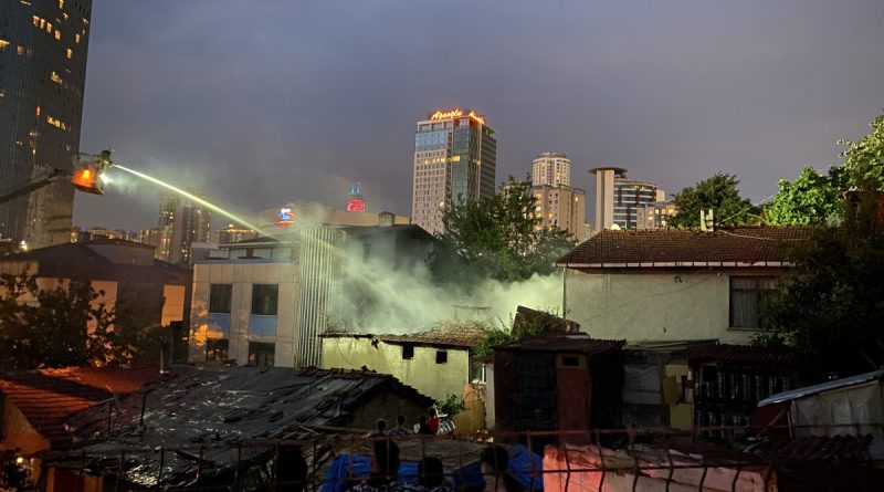 Ataşehir’de iki katlı binada yangın çıktı, yaşlı adam son anda kurtarıldı