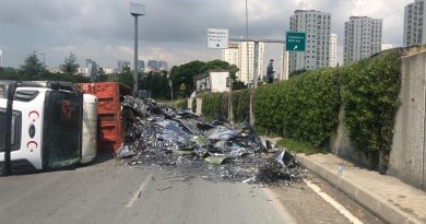 Avcılar'da hurda yüklü kamyon devrildi