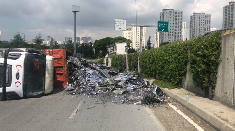 Avcılar'da hurda yüklü kamyon devrildi
