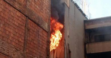 Ayakkabı imalathanesinde başlayan yangın üst kata ve yan binaya sirayet etti