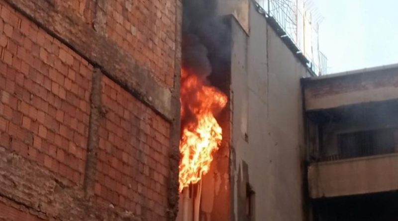 Ayakkabı imalathanesinde başlayan yangın üst kata ve yan binaya sirayet etti