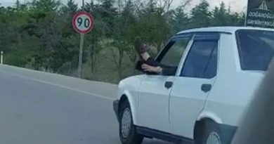 Ayakları dışarda araba kullanan sürücüye ceza gecikmedi
