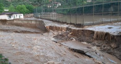 Aydın’da 20 dakikalık sağanak yetti, yollar kapandı, sokaklar göle döndü