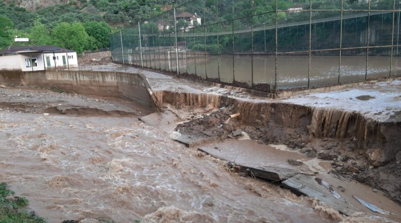 Aydın’da 20 dakikalık sağanak yetti, yollar kapandı, sokaklar göle döndü