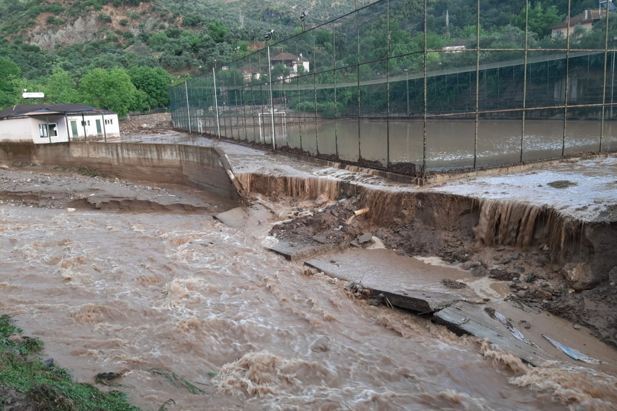 Aydın’da 20 dakikalık sağanak yetti, yollar kapandı, sokaklar göle döndü