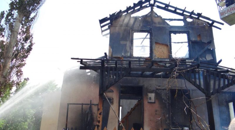 Bahçesindeki şömineyi yakayım derken 2 katlı evi yandı