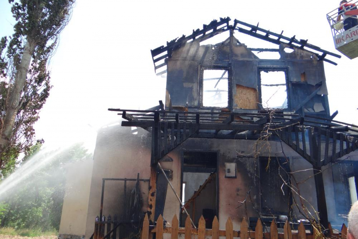 Bahçesindeki şömineyi yakayım derken 2 katlı evi yandı