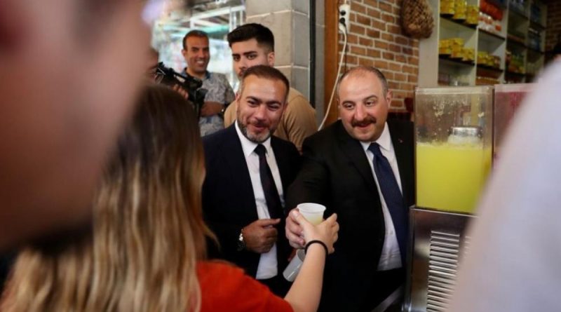 Bakan Varank Diyarbakırlılara meyan şerbeti ve limonata ısmarladı