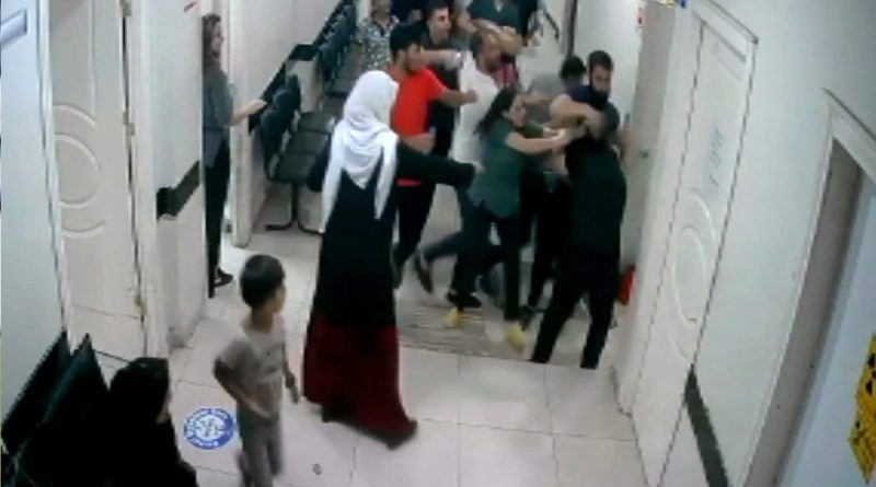 Bakanlığın tutuksuz yargılamaya itiraz ettiği doktora darp olayında 3 tutuklama