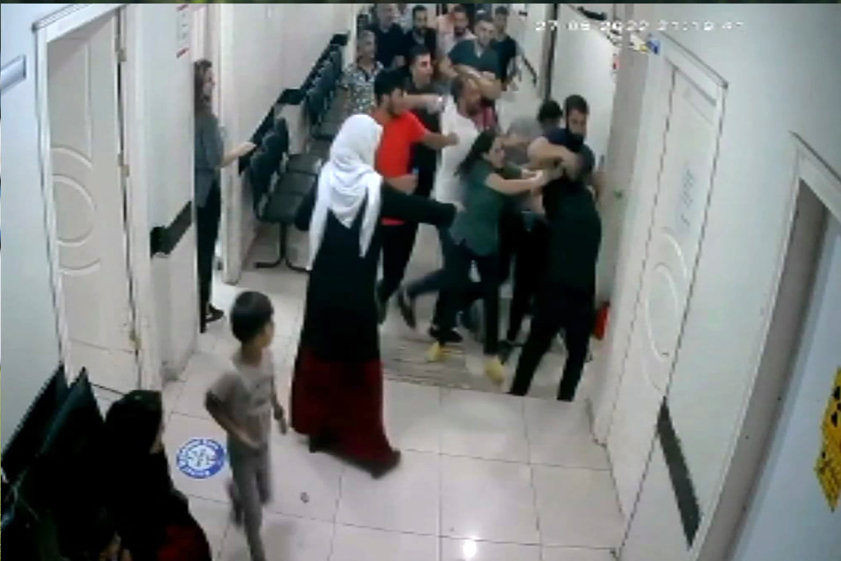 Bakanlığın tutuksuz yargılamaya itiraz ettiği doktora darp olayında 3 tutuklama