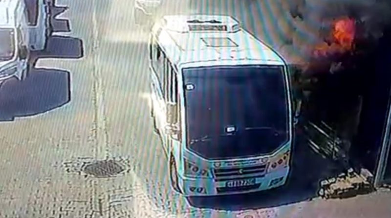 Bakıma getirilen minibüste yangın çıktı