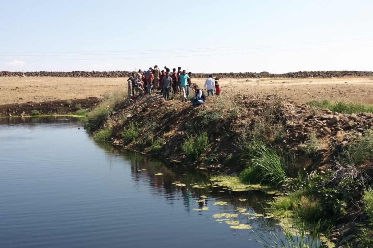 Balık tutmak için girdiği gölette boğuldu