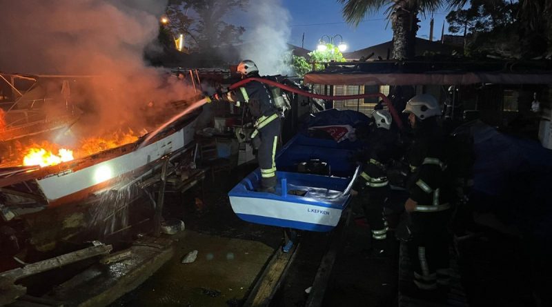 Balıkçı teknesi alevlere teslim oldu