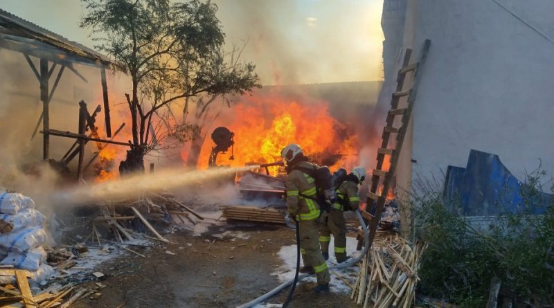 Balıkesir’de bıçkı atölyesi alevlere teslim oldu