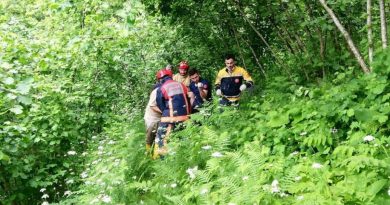 Balkondan düştü, 100 metrelik dik yamaçta yuvarlandı